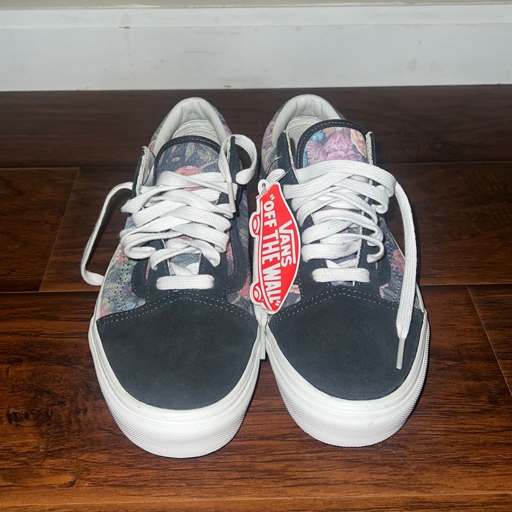 NWT WOMENS LACEUP FLORAL PRINT VANS SIZE 9